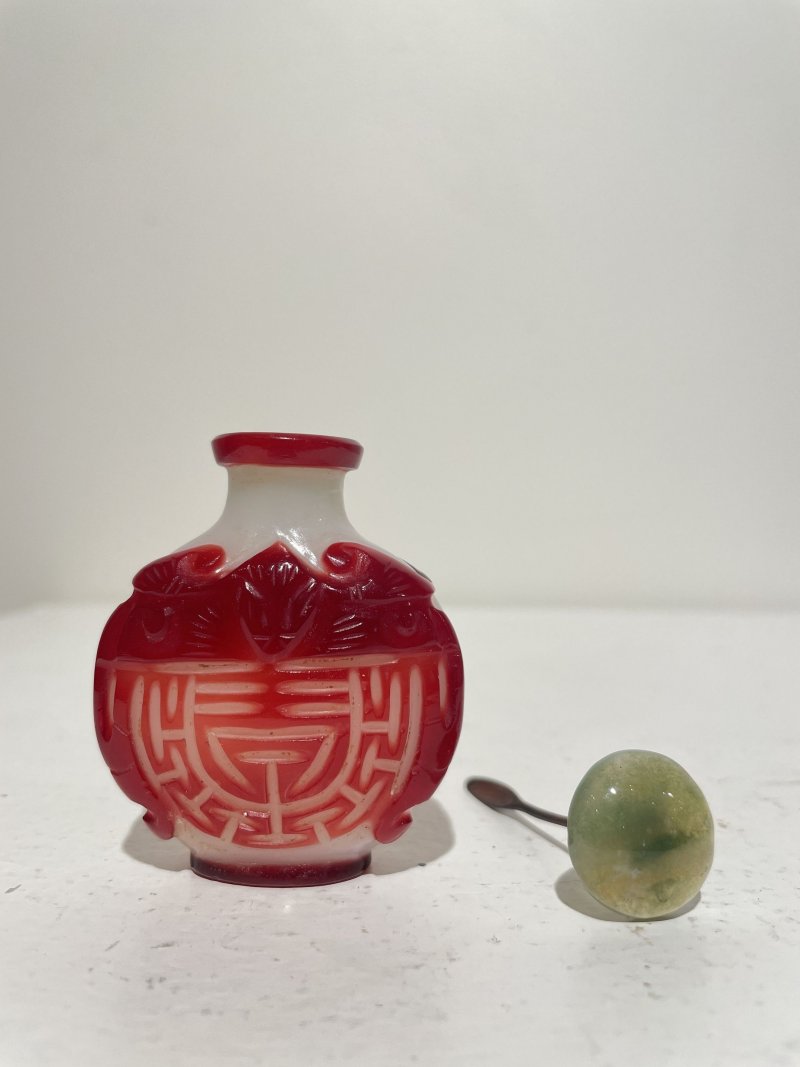 十九/二十世紀 白地套紅玻璃福從天降紋、盆景紋、福壽紋、霏雪地套紅玻璃團壽萬字紋鼻煙壺四件 | FOUR RED OVERLAY GLASS SNUFF BOTTLES - 图16