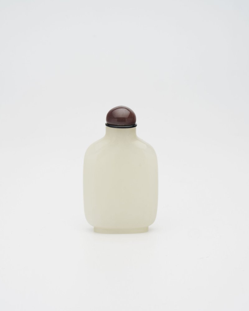 十八/十九世紀 白玉光素鼻煙壺 | A WHITE JADE SNUFF BOTTLE