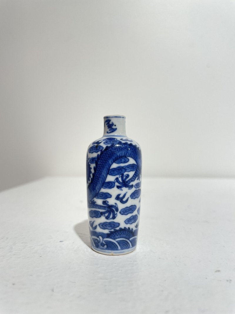晚清 青花海水龍紋鼻煙壺 | A BLUE AND WHITE 'DRAGON' SNUFF BOTTLE - 图25