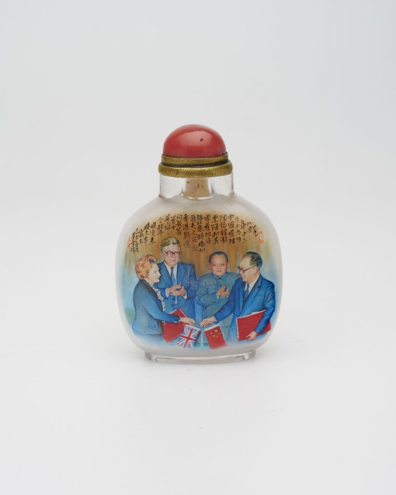 （壺）十九世紀 董雪作 水晶内畫⌈香港回歸⌋鼻煙壺、珊瑚蓋 一九八五年作 | AN INSIDE PAINTED ROCK CRYSTAL 'RETURN OF HK' SNUFF BOTTLE