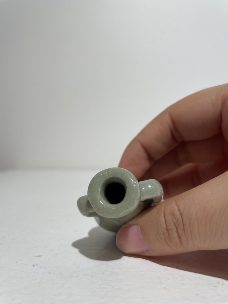 十九/二十世紀 青花⌈二甲傳臚⌋小梅瓶、豆青釉抱月瓶式鼻煙壺二件及鼻煙碟一件 （碟）⌈玩玉⌋青花楷書款 | TWO CERAMIC SNUFF BOTTLES AND A SNUFF DISH - 图5