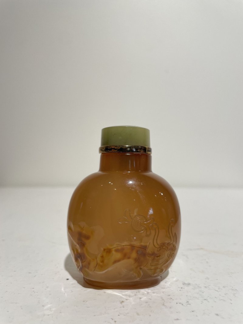十九/二十世紀 瑪瑙巧雕一路連科紋、神獸紋鼻煙壺二件 | AN AGATE 'EGRET AND LOTUS' AND AN AGATE 'MYTHICAL BEAST' SNUFF BOTTLE - 图10