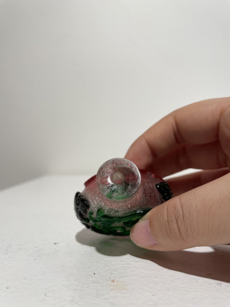 晚清 透明地套雙色玻璃螭龍紋鼻煙壺 | A MULTI-COLOUR OVERLAY GLASS 'CHI-DRAGON' SNUFF BOTTLE - 图4