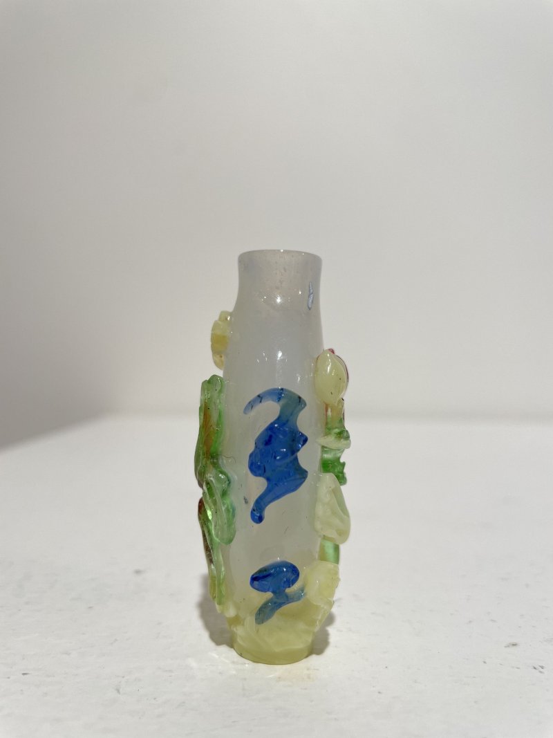 晚清至民國 涅白地套四色玻璃福來、花卉紋鼻煙壺二件 | TWO MULTI-COLOUR OVERLAY TRANSLUCENT GLASS 'FLORAL' AND 'RADISH' SNUFF BOTTLES - 图17