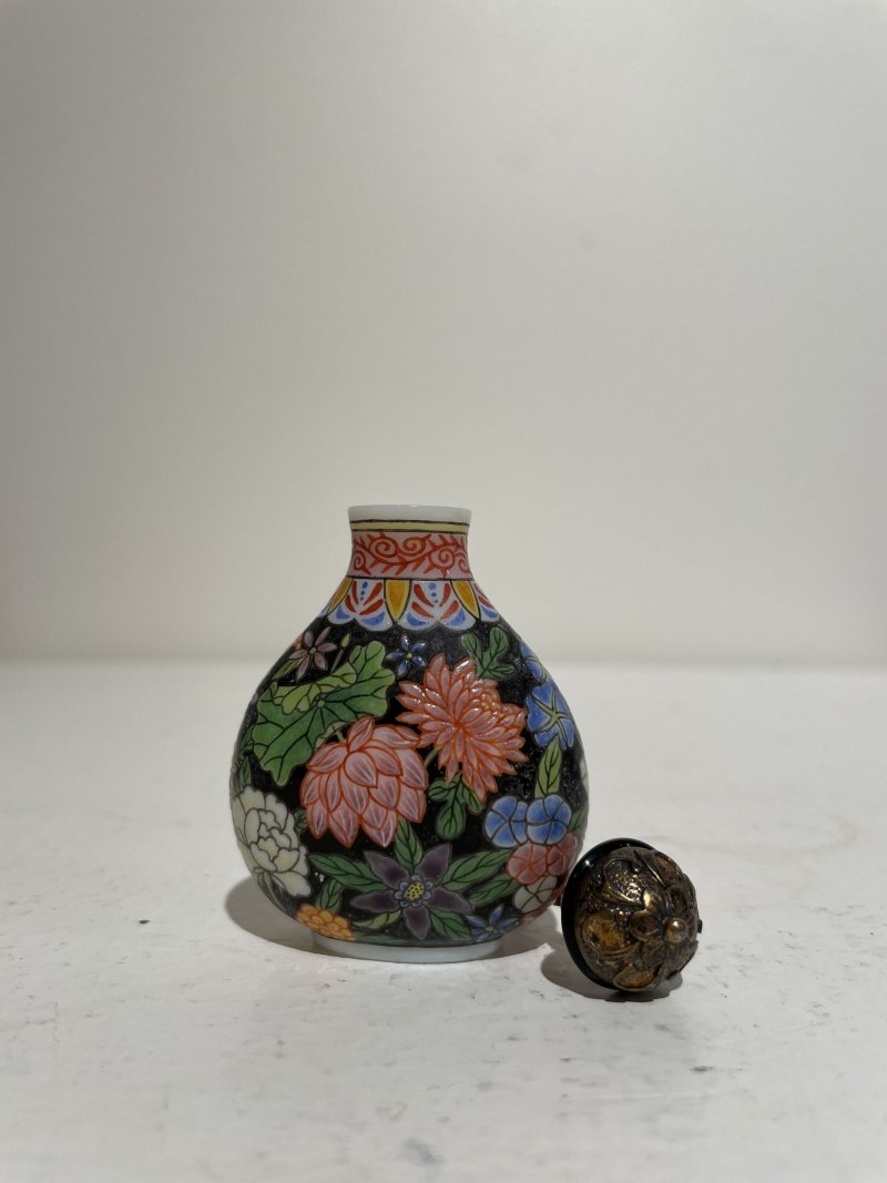 十九/二十世紀 白地套綠玻璃花鳥紋、淺綠地套三色玻璃蝶戀花紋、白地套藍玻璃行龍紋、玻璃胎畫琺琅花卉紋、多色玻璃葫蘆式、白地套墨黑玻璃印章紋鼻煙壺七件 其二⌈古月軒⌋藍料楷書款、⌈乾隆年製⌋青花楷書款 | SEVEN GLASS SNUFF BOTTLES - 图69