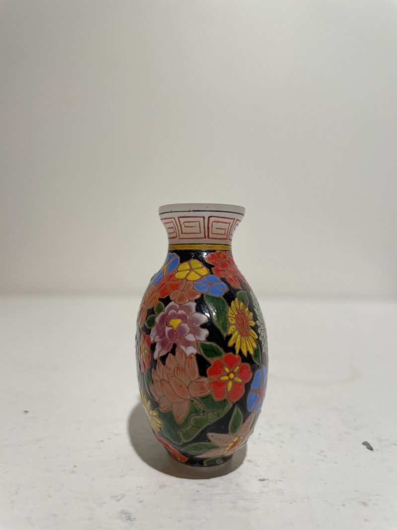 十九/二十世紀 白地套綠玻璃花鳥紋、淺綠地套三色玻璃蝶戀花紋、白地套藍玻璃行龍紋、玻璃胎畫琺琅花卉紋、多色玻璃葫蘆式、白地套墨黑玻璃印章紋鼻煙壺七件 其二⌈古月軒⌋藍料楷書款、⌈乾隆年製⌋青花楷書款 | SEVEN GLASS SNUFF BOTTLES - 图96