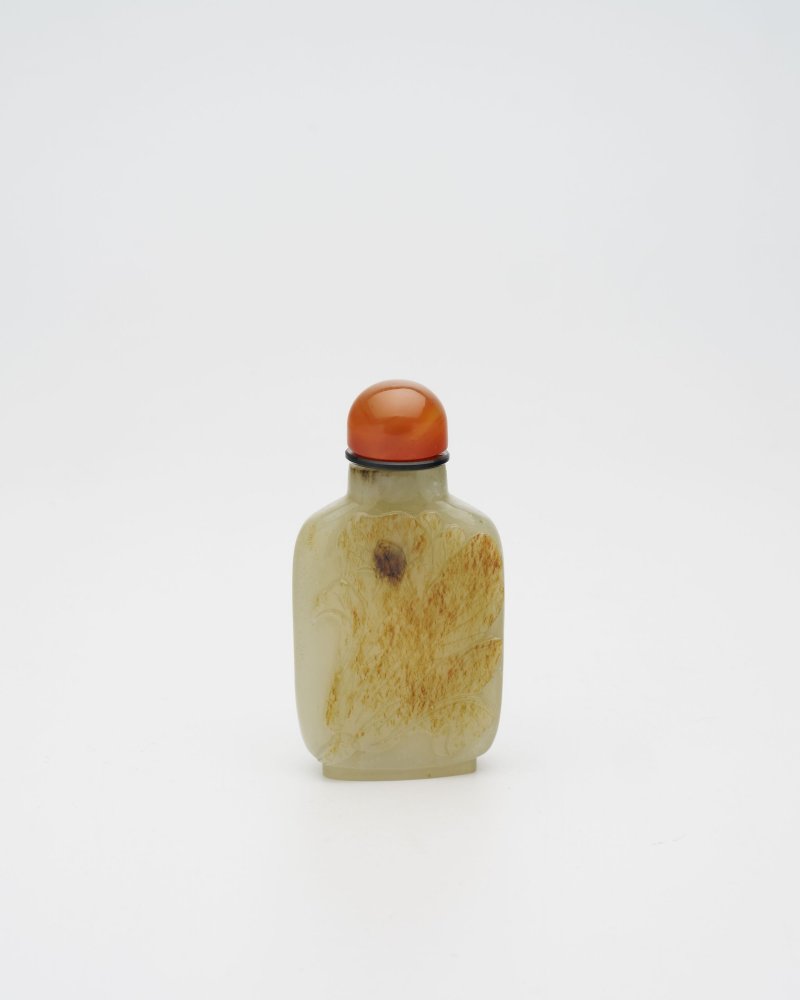 十九/二十世紀 白玉褐沁⌈百財⌋鼻煙壺 | A GREENISH WHITE JADE 'CABBAGE' SNUFF BOTTLE WITH RUSSET INCLUSION