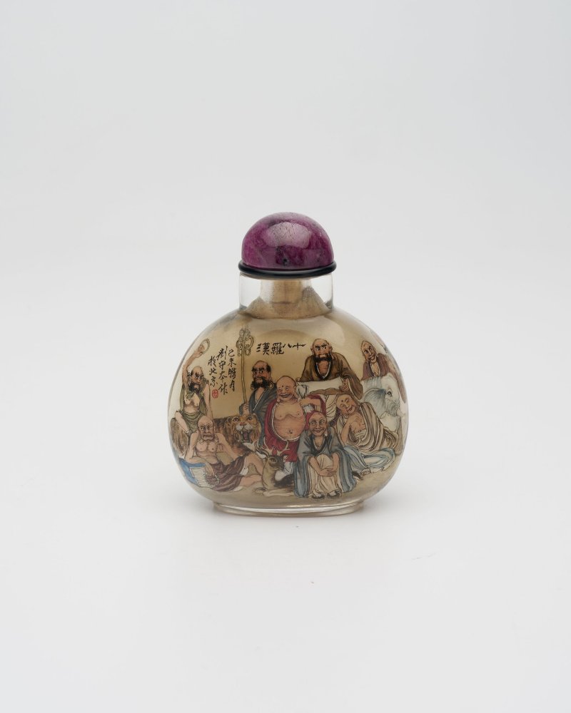 劉守本 玻璃内畫⌈十八羅漢⌋鼻煙壺 一九七九年作 | AN INSIDE PAINTED GLASS 'EIGHTEEN LUOHAN' SNUFF BOTTLE