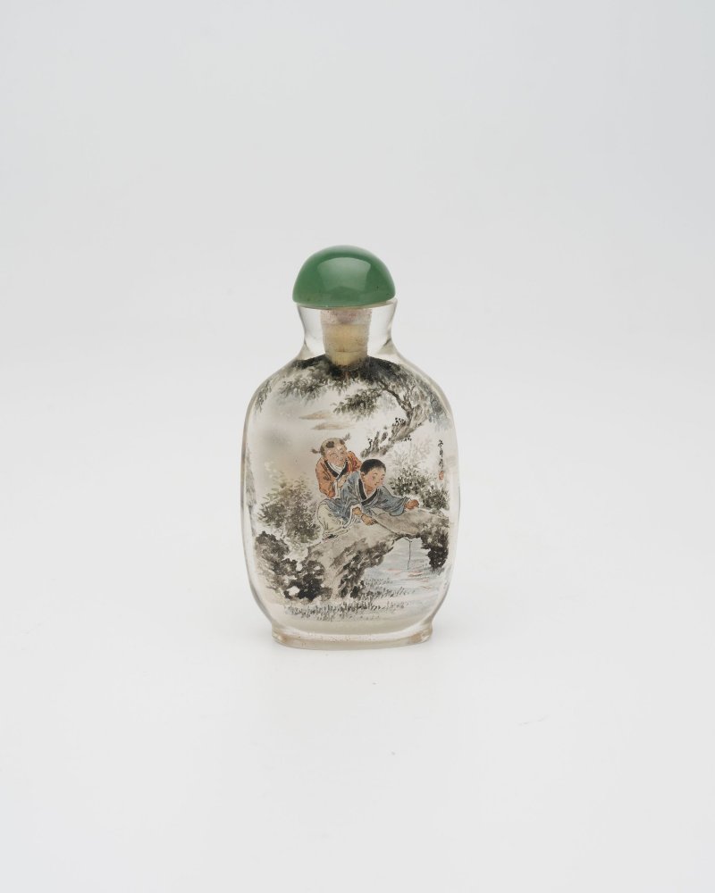 一九八三年 玻璃内畫⌈嬰戯琢釘•稚子垂釣⌋鼻煙壺 | AN INSIDE PAINTED GLASS 'CHILDREN' SNUFF BOTTLE - 图2