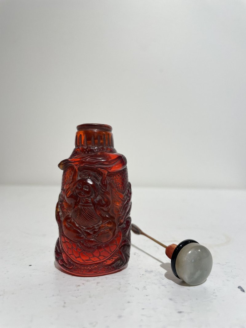 二十世紀 料仿琥珀神人玄武紋鼻煙壺 | A GLASS 'MYTHICAL FIGURE AND XUANWU' SNUFF BOTTLE IMITATING AMBER - 图17