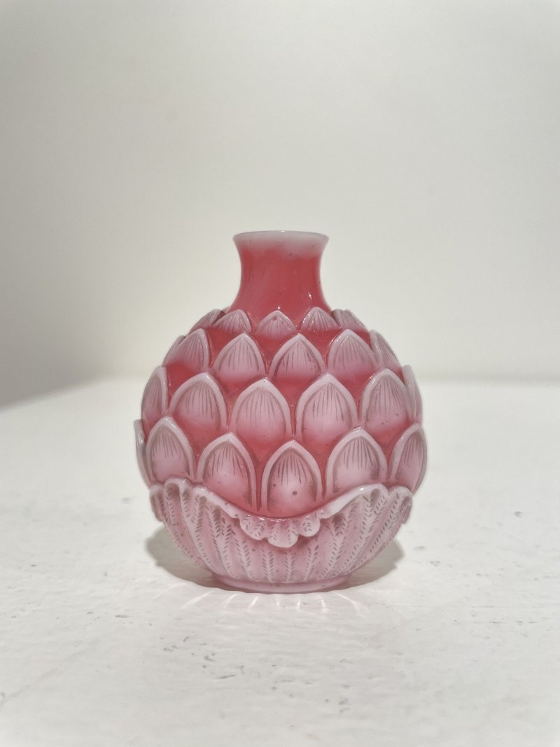 十九/二十世紀 粉地套白玻璃蓮花紋、白地套雙色玻璃萬字紋鼻壺煙二件 | A BI-COLOUR OVERLAY MILKY GLASS, AND A WHITE OVERLAY PINK GLASS 'LOTUS' SNUFF BOTTLE - 图30