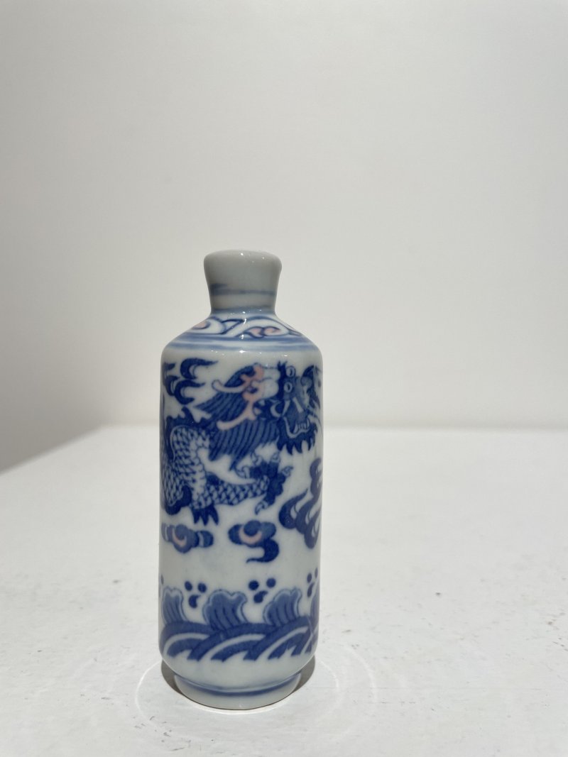 二十世紀中期 青花釉裏紅海水雲龍紋鼻煙壺二件 ⌈大清康熙年製⌋、⌈大清乾隆年製⌋青花楷書款 | TWO UNDERGLAZE-BLUE AND COPPER-RED SNUFF BOTTLES - 图20