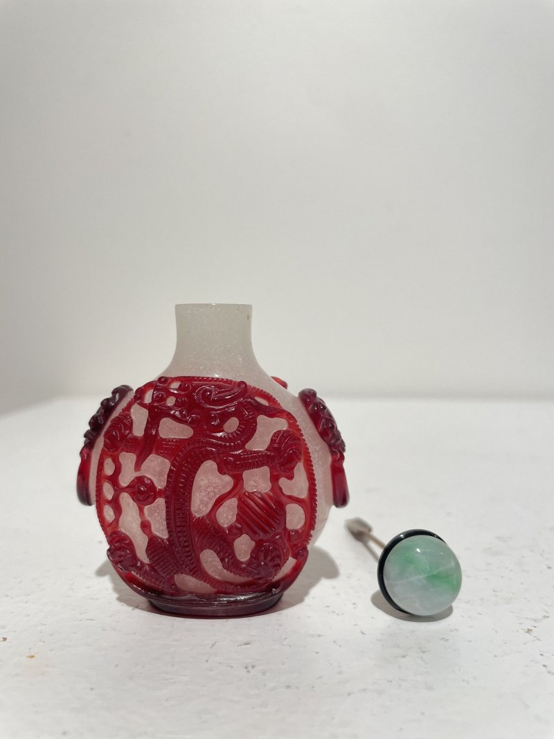 晚清 霏雪地套紅玻璃⌈龍•寅虎納福⌋、龍紋鼻煙壺二件 | TWO RED OVERLAY GLASS 'DRAGON' AND 'TIGER' SNUFF BOTTLES - 图31