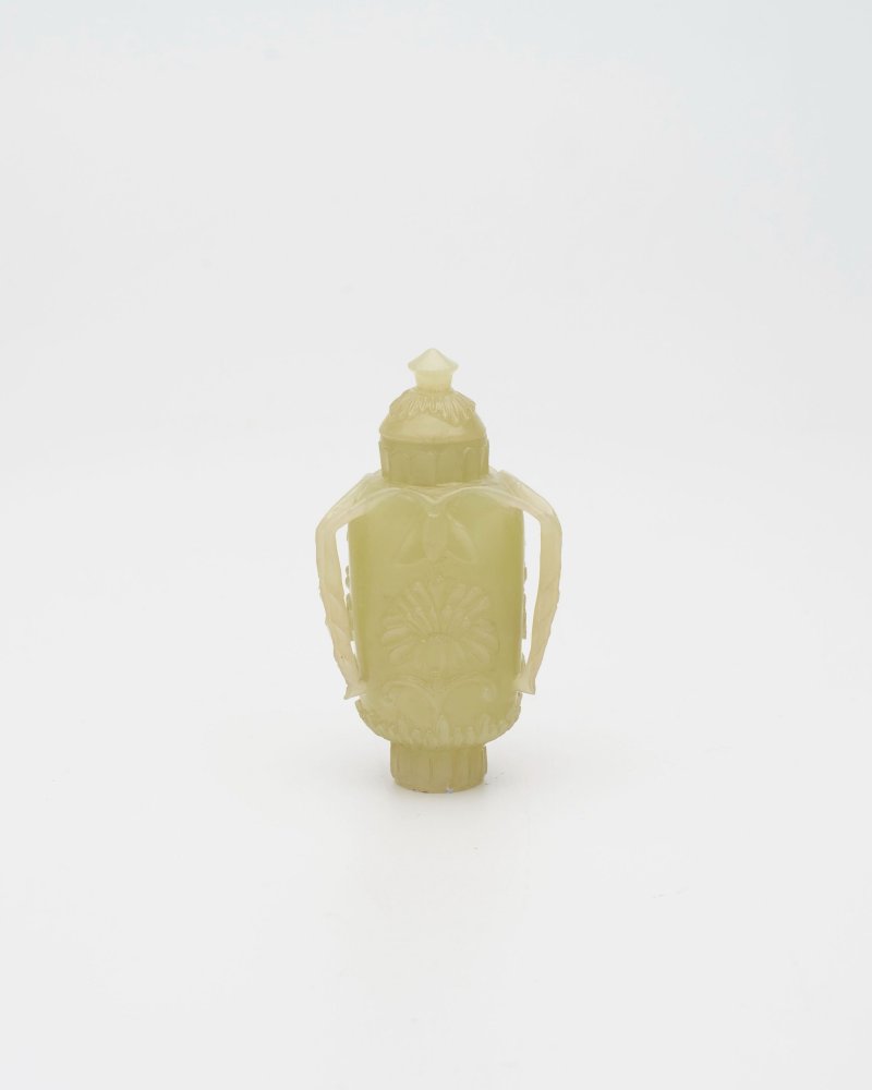 晚清至民國 青玉痕都斯坦式菊花紋鼻煙壺 | A MUGHAL STYLE YELLOW JADE 'CHRYSANTHEMUM' SNUFF BOTTLE