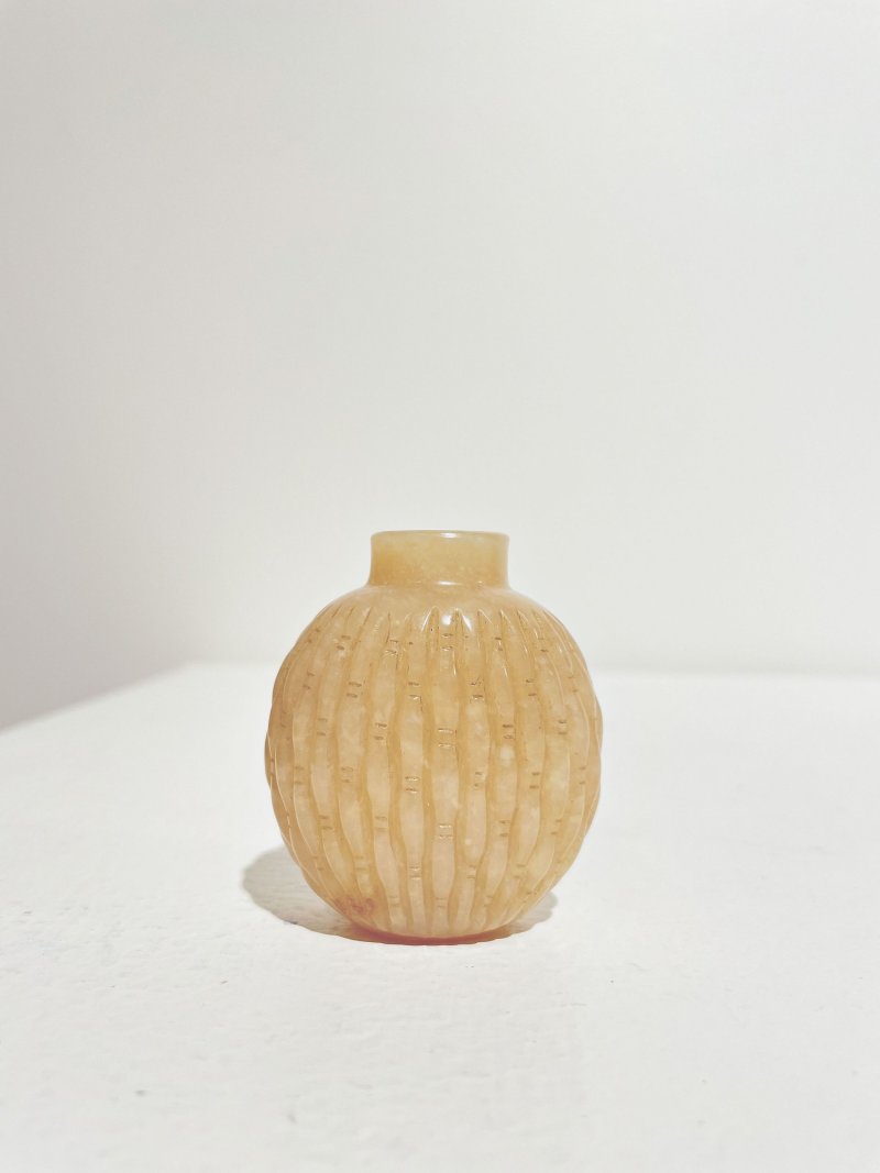 十九/二十世紀 黃玉竹簍紋鼻煙壺、翡翠蓋 | A YELLOW JADE 'WOVEN BASKET' SNUFF BOTTLE - 图7