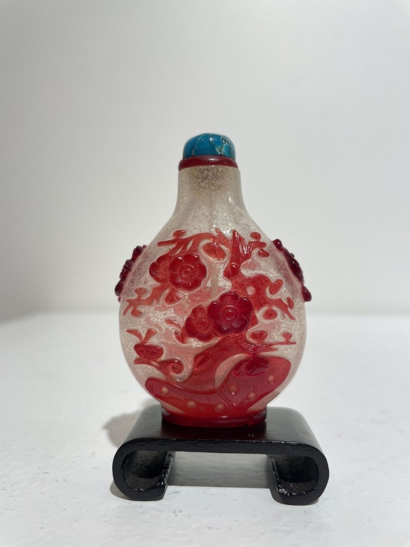 十九世紀 霏雪地套紅玻璃梅樹紋鼻煙壺 | A RED OVERLAY GLASS 'PRUNUS TREE' SNUFF BOTTLE - 图10