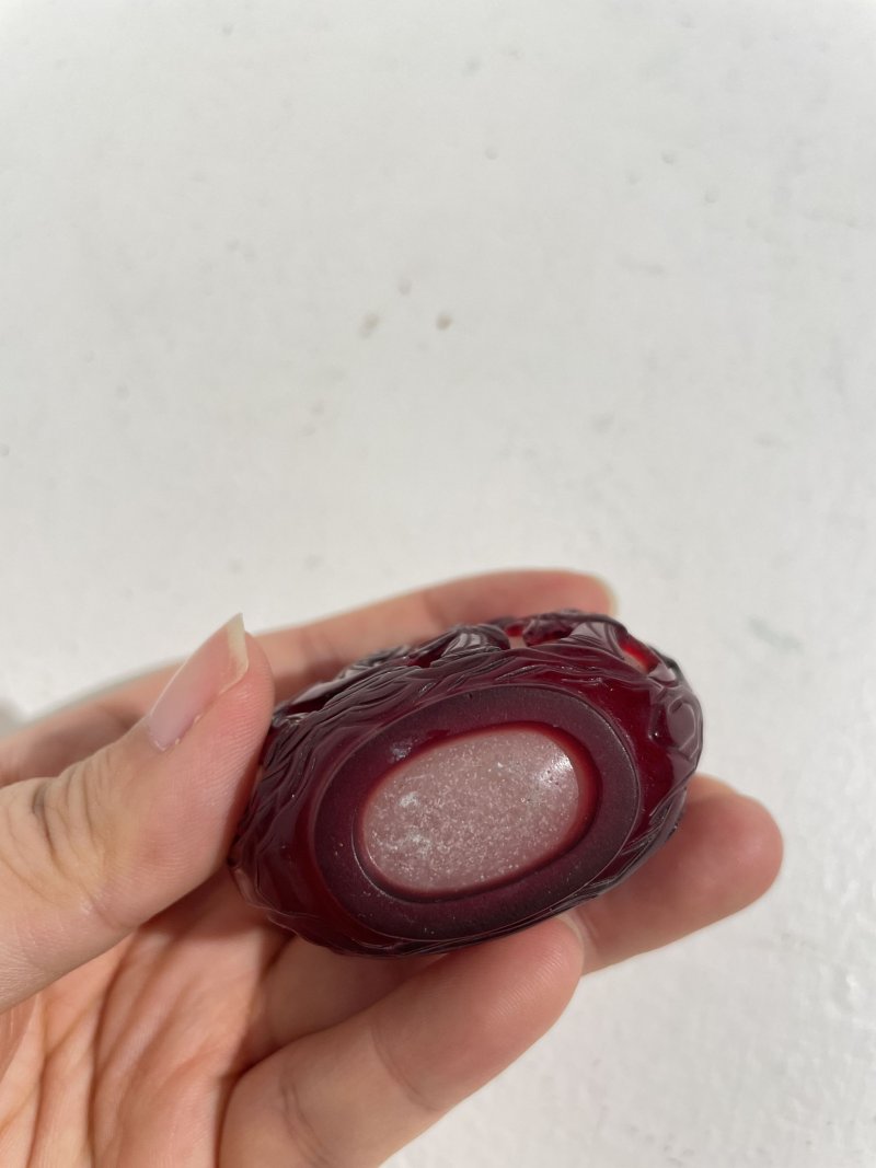 十九世紀 霏雪地套紅玻璃⌈竹林七賢⌋鼻煙壺 | A RED OVERLAY GLASS 'SCHOLARS' SNUFF BOTTLE - 图13