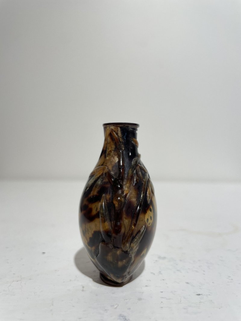 二十世紀中期 玳瑁内繪熊貓紋鼻煙壺 | AN INSIDE PAINTED TORTOISESHELL 'PANDA' SNUFF BOTTLE - 图23