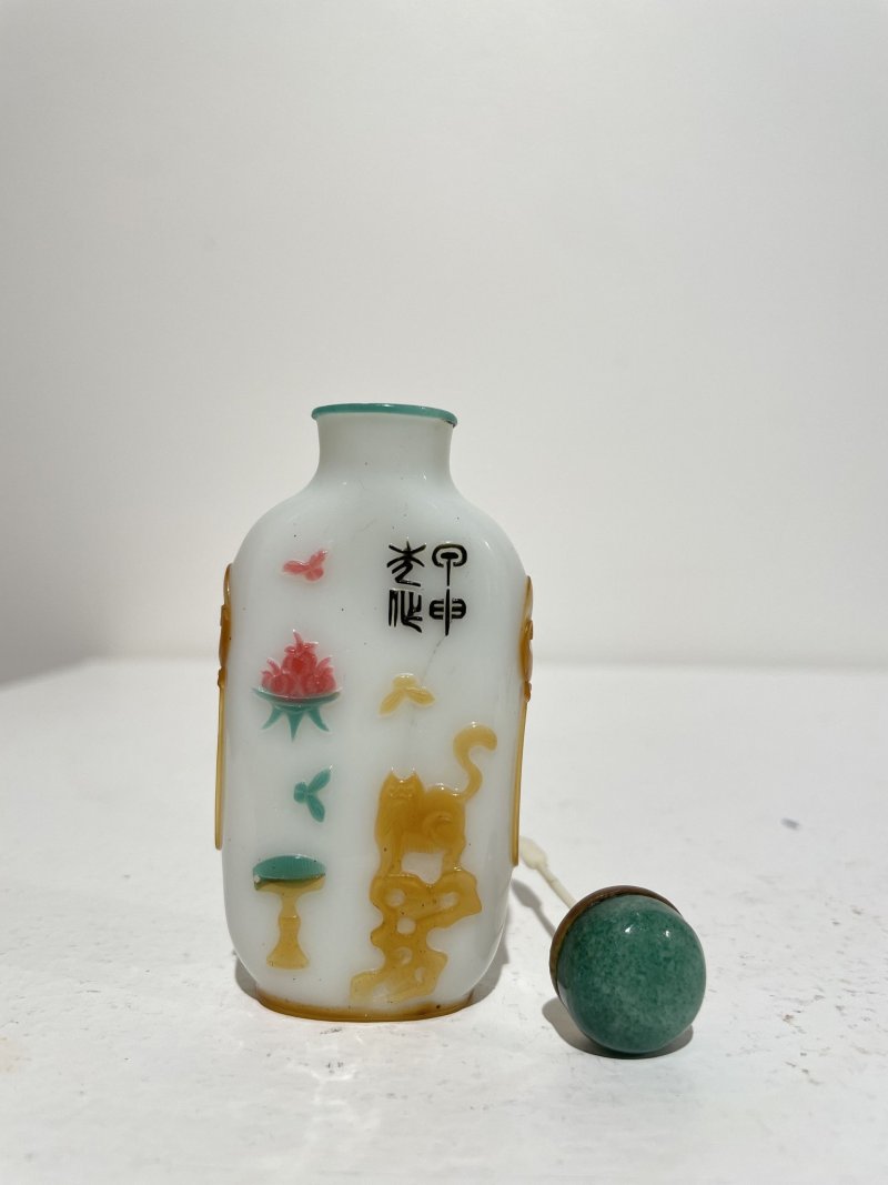 晚清 揚州作涅白地套四色玻璃⌈耄耋•博古⌋鼻煙壺 《正可》款 一八八四年作 | A MULTI-COLOUR OVERLAY MILKY GLASS SNUFF BOTTLE - 图27