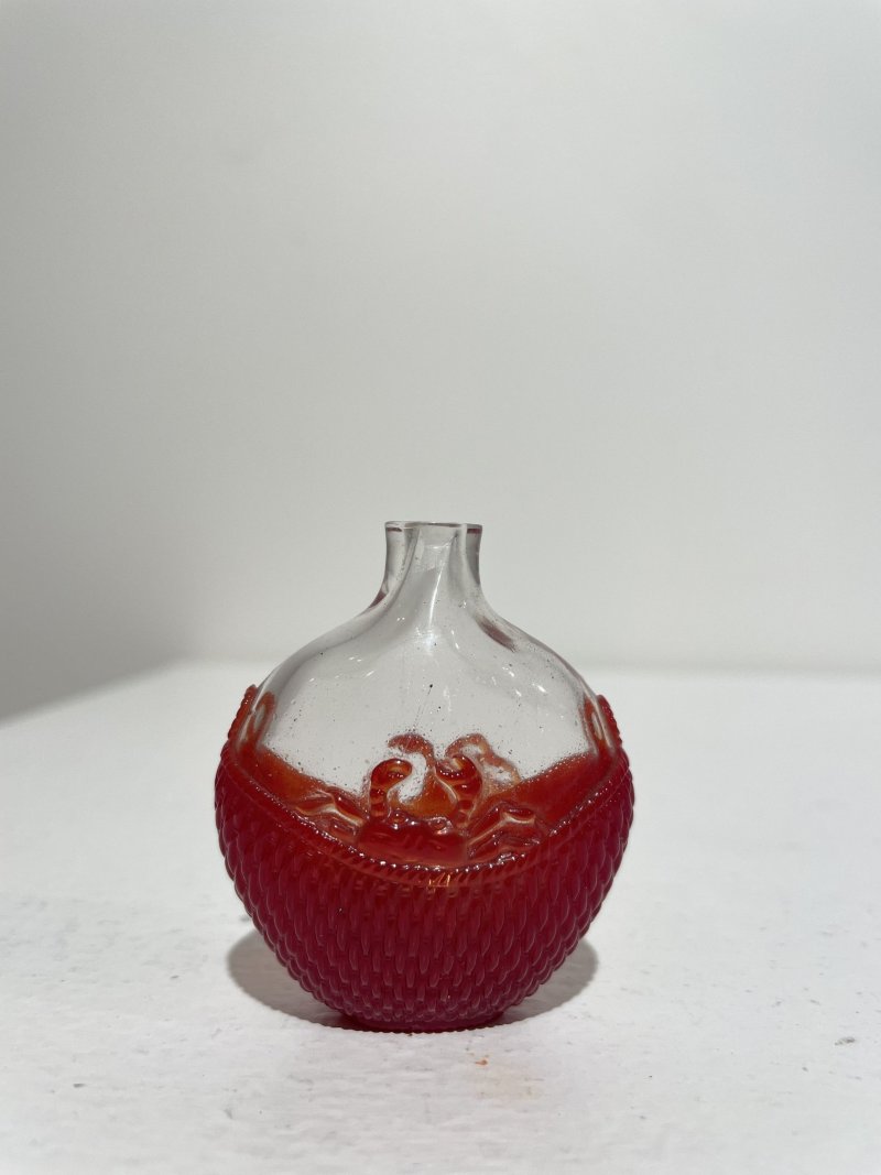 十九/二十世紀 透明地套紅玻璃簍蟹紋鼻煙壺 | A RED OVERLAY GLASS 'CRAB AND BASKET' SNUFF BOTTLE - 图5