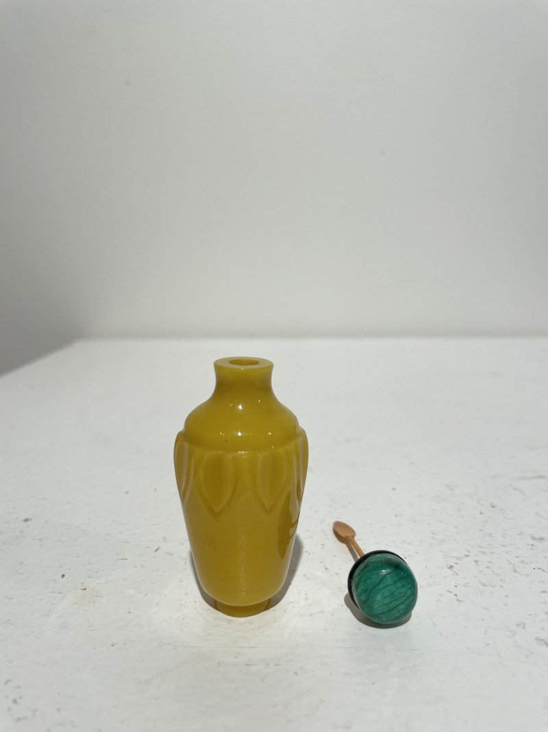 民國 雞油黃玻璃蓮瓣紋、「代代封侯」鼻煙壺二件及鼻煙碟二件 | TWO YELLOW GLASS SNUFF BOTTLES AND TWO SNUFF DISHES - 图39