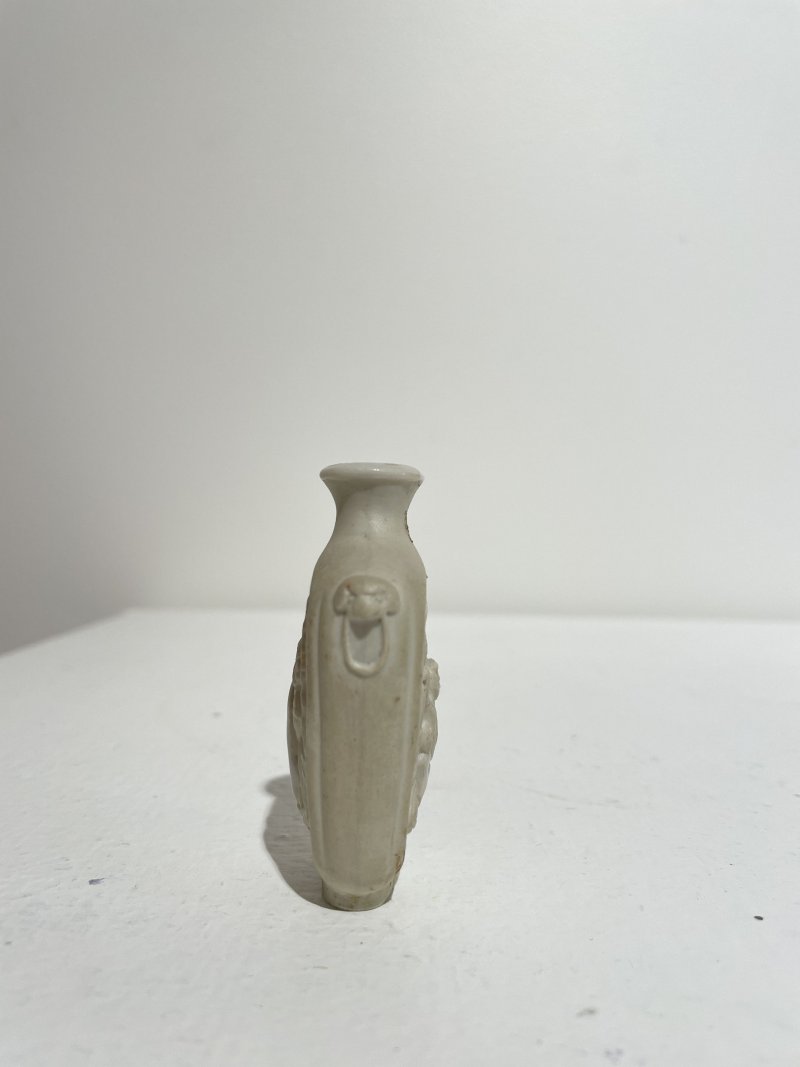 十九世紀 瓷胎模印局部施釉人物紋鼻煙壺、鎏金鳳紋座 | A MOULDED AND PARTIALLY GLAZED BISCUIT 'FIGURES' SNUFF BOTTLE - 图11