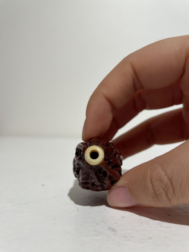 十九世紀 根珀、核桃鼻煙壺二件 | A ROOT AMBER AND A LACQUERED WALNUT SNUFF BOTTLE - 图18