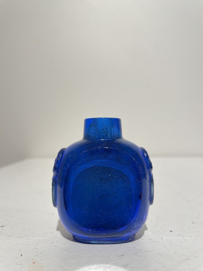 十九/二十世紀 寶石紅、藍玻璃鼻煙壺二件 | A RUBY-RED AND A BLUE GLASS SNUFF BOTTLES - 图14