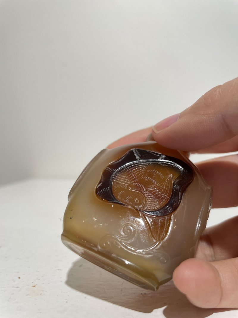 十九世紀 瑪瑙花鳥紋、蔬果紋鼻煙壺二件 | TWO SHADOW AGATE SNUFF BOTTLES - 图33