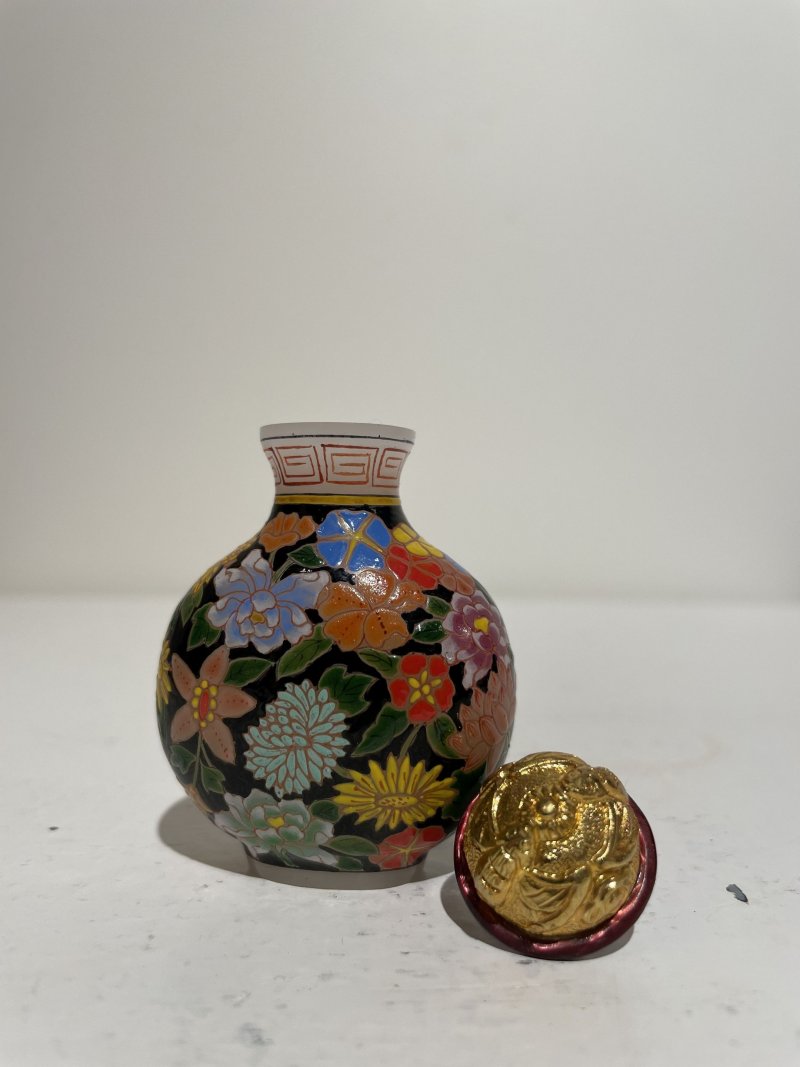 十九/二十世紀 白地套綠玻璃花鳥紋、淺綠地套三色玻璃蝶戀花紋、白地套藍玻璃行龍紋、玻璃胎畫琺琅花卉紋、多色玻璃葫蘆式、白地套墨黑玻璃印章紋鼻煙壺七件 其二⌈古月軒⌋藍料楷書款、⌈乾隆年製⌋青花楷書款 | SEVEN GLASS SNUFF BOTTLES - 图45