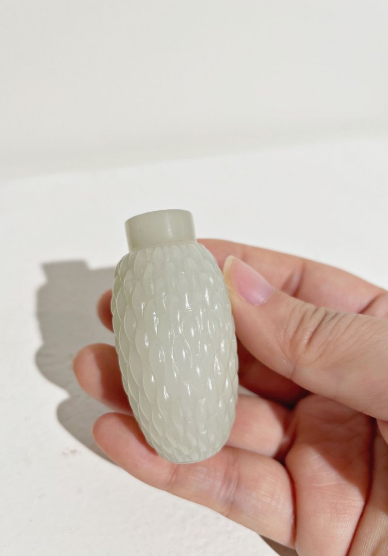 十八/十九世紀 白玉竹簍紋鼻煙壺、翡翠蓋 | A WHITE JADE 'WOVEN BASKET' SNUFF BOTTLE - 图8