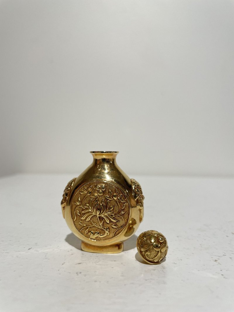 二十世紀 鑄金開光人物花卉紋鼻煙壺 | A GOLD 'PEONY AND LANDSCAPE' SNUFF BOTTLE - 图9