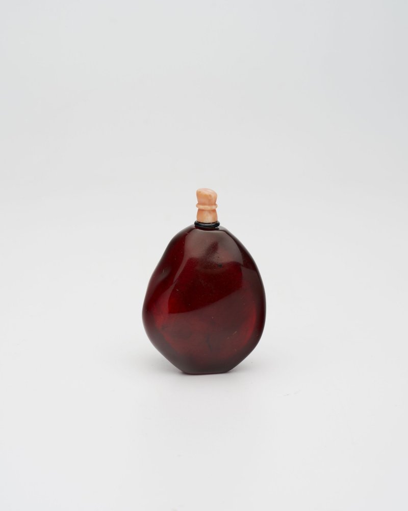 十八/十九世紀 琥珀隨形鼻煙壺 | AN AMBER PEBBLE-SHAPED SNUFF BOTTLE