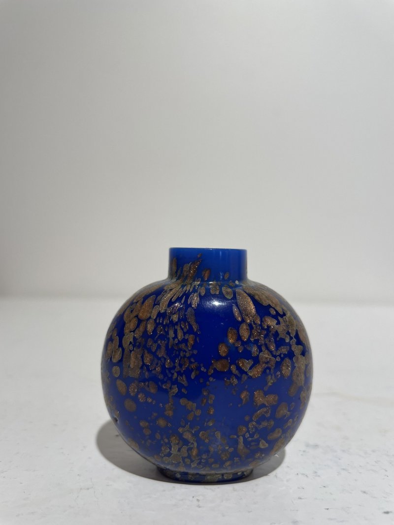 1750-1850 藍地灑金星玻璃鼻煙壺 | A SAPPHIRE-BLUE AVENTURINE GLASS SNUFF BOTTLE - 图11