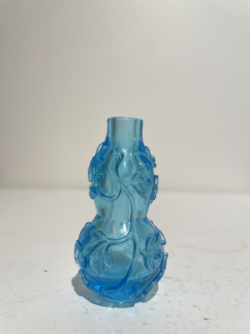 十八世紀中葉至十九世紀中葉 藍色玻璃花卉紋葫蘆形鼻煙壺 | A BLUE GLASS GOURD-SHAPED SNUFF BOTTLE - 图7