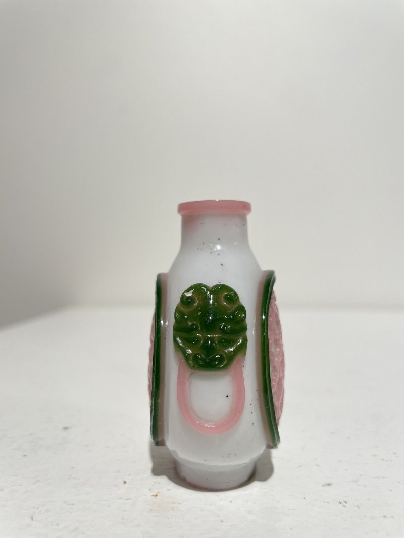十九/二十世紀 粉地套白玻璃蓮花紋、白地套雙色玻璃萬字紋鼻壺煙二件 | A BI-COLOUR OVERLAY MILKY GLASS, AND A WHITE OVERLAY PINK GLASS 'LOTUS' SNUFF BOTTLE - 图6