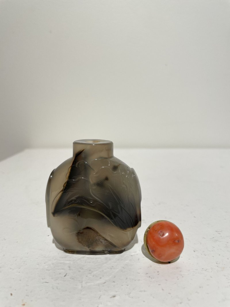 十九世紀 瑪瑙花鳥紋、蔬果紋鼻煙壺二件 | TWO SHADOW AGATE SNUFF BOTTLES - 图10