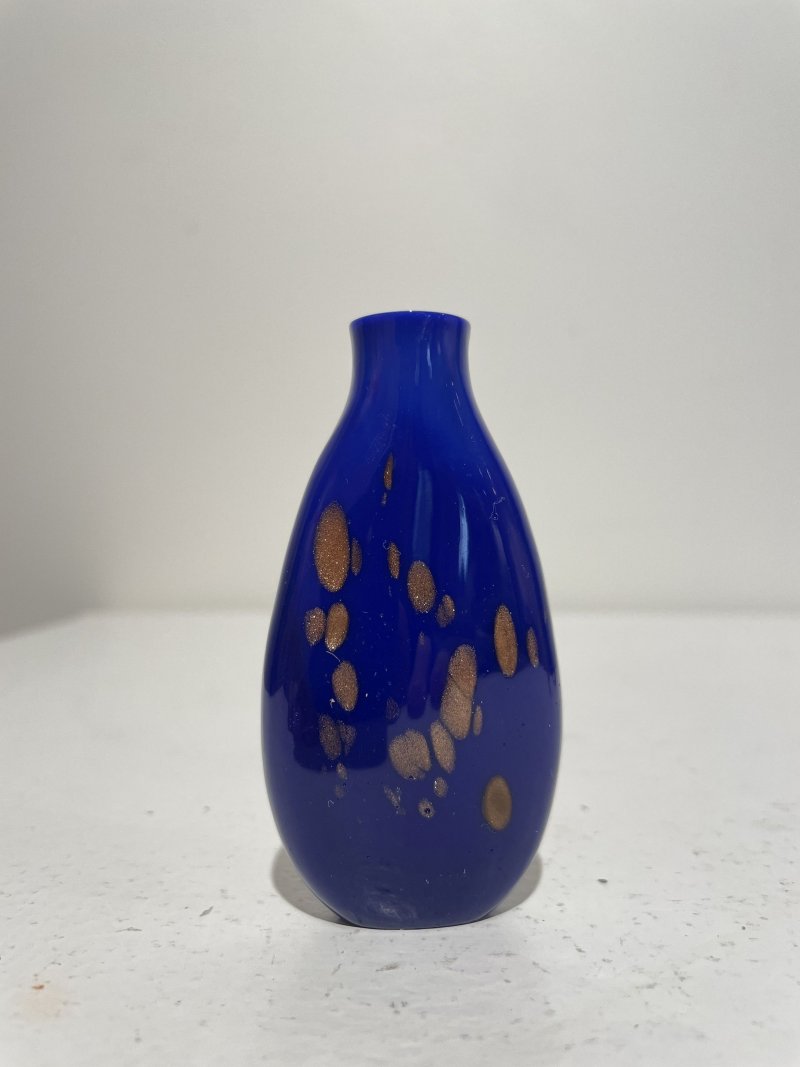 十九/二十世紀 仿雄黃玻璃蘭蝶紋、藍地灑金星玻璃鼻煙壺二件 | A GLASS SNUFF BOTTLE IMITATING REALGAR AND A SAPPHIRE-BLUE AVENTURINE-GLASS SNUFF BOTTLE - 图25