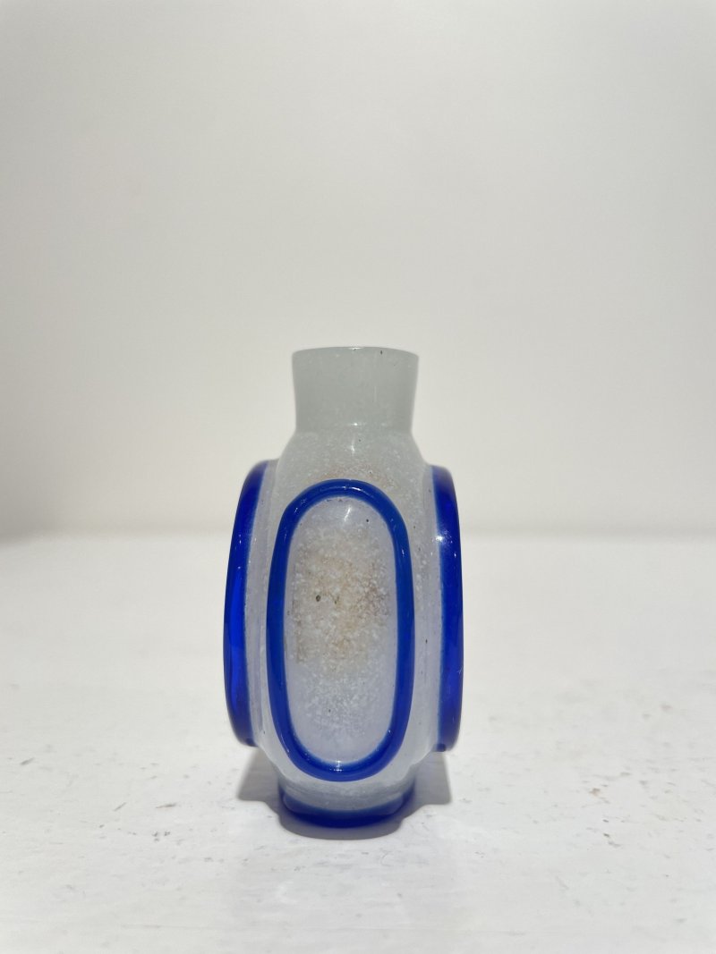 十九/二十世紀 藍玻璃竹簍紋、霏雪地套藍玻璃開光八駿紋、素面開光、透明地套藍玻璃蝴蝶花卉紋鼻煙壺四件 | THREE BLUE OVERLAY GLASS AND A SAPPHIRE-BLUE GLASS SNUFF BOTTLES - 图50