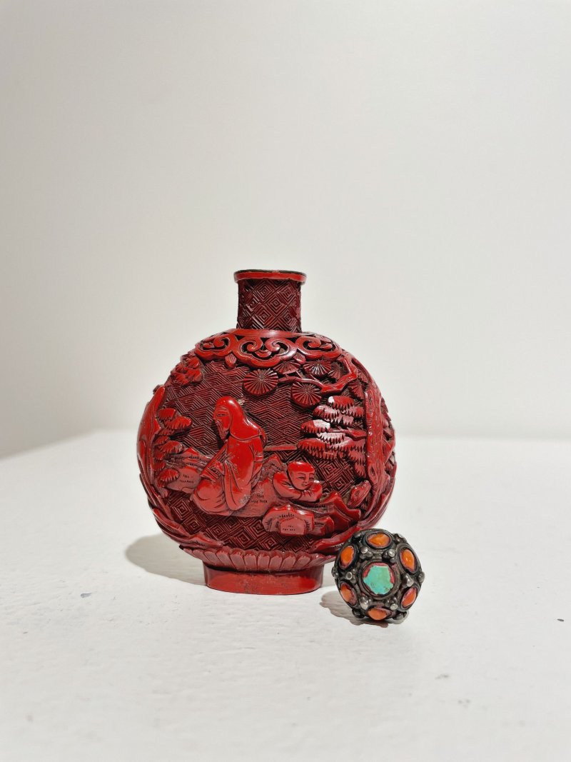 十九世紀 剔紅山水人物紋鼻煙壺、木雕石紋座 | A CINNABAR LACQUER 'FIGURES IN LANDSCAPE' SNUFF BOTTLE - 图11