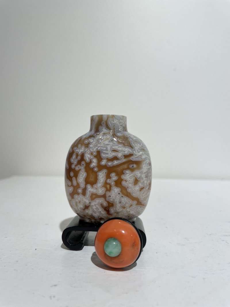 十九世紀 灯心草瑪瑙鼻煙壺、珊瑚點翡翠蓋 | A 'MACARONI' AGATE SNUFF BOTTLE - 图17
