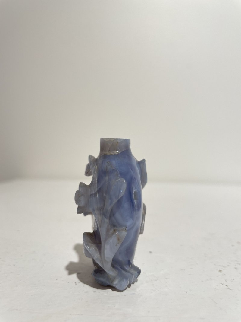 十九/二十世紀 橙色瑪瑙松鼠葡萄紋、紫色條帶瑪瑙雛菊紋鼻煙壺二件 | AN CHALCEDONY AGATE 'SQUIRREL' AND A STRIATED LAVENDER AGATE 'DAISY' SNUFF BOTTLE - 图13