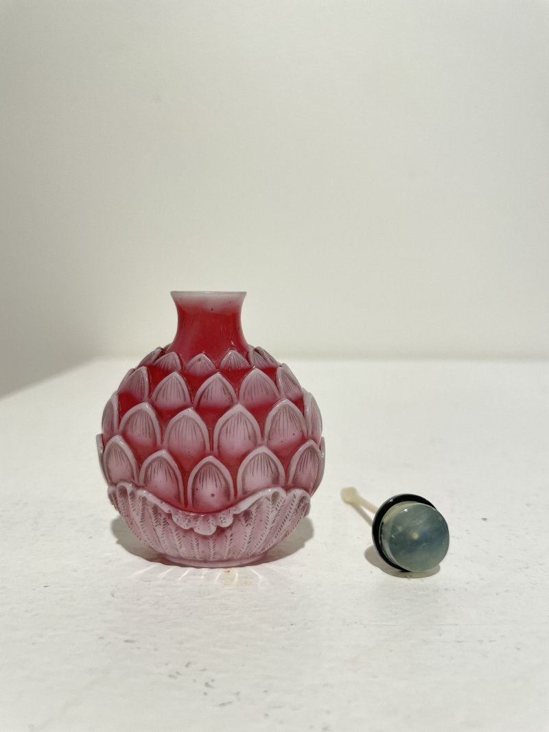 十九/二十世紀 粉地套白玻璃蓮花紋、白地套雙色玻璃萬字紋鼻壺煙二件 | A BI-COLOUR OVERLAY MILKY GLASS, AND A WHITE OVERLAY PINK GLASS 'LOTUS' SNUFF BOTTLE - 图31