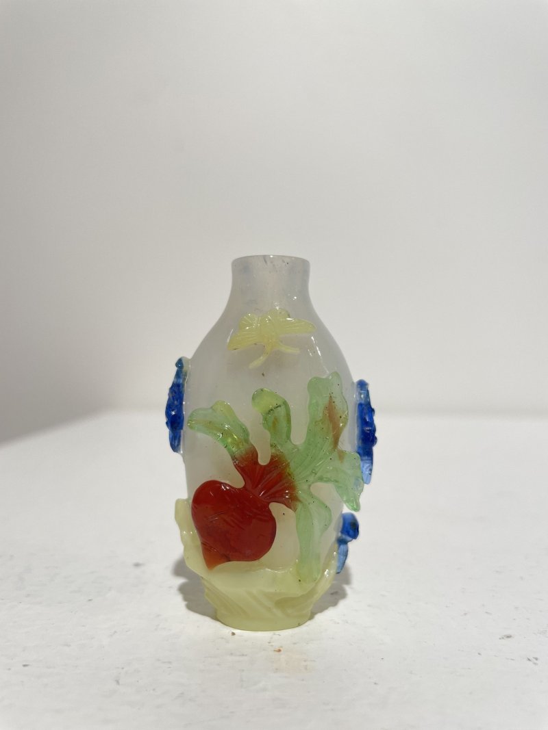 晚清至民國 涅白地套四色玻璃福來、花卉紋鼻煙壺二件 | TWO MULTI-COLOUR OVERLAY TRANSLUCENT GLASS 'FLORAL' AND 'RADISH' SNUFF BOTTLES - 图18
