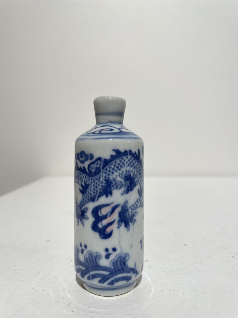 二十世紀中期 青花釉裏紅海水雲龍紋鼻煙壺二件 ⌈大清康熙年製⌋、⌈大清乾隆年製⌋青花楷書款 | TWO UNDERGLAZE-BLUE AND COPPER-RED SNUFF BOTTLES - 图21