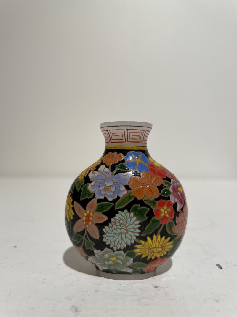 十九/二十世紀 白地套綠玻璃花鳥紋、淺綠地套三色玻璃蝶戀花紋、白地套藍玻璃行龍紋、玻璃胎畫琺琅花卉紋、多色玻璃葫蘆式、白地套墨黑玻璃印章紋鼻煙壺七件 其二⌈古月軒⌋藍料楷書款、⌈乾隆年製⌋青花楷書款 | SEVEN GLASS SNUFF BOTTLES - 图97