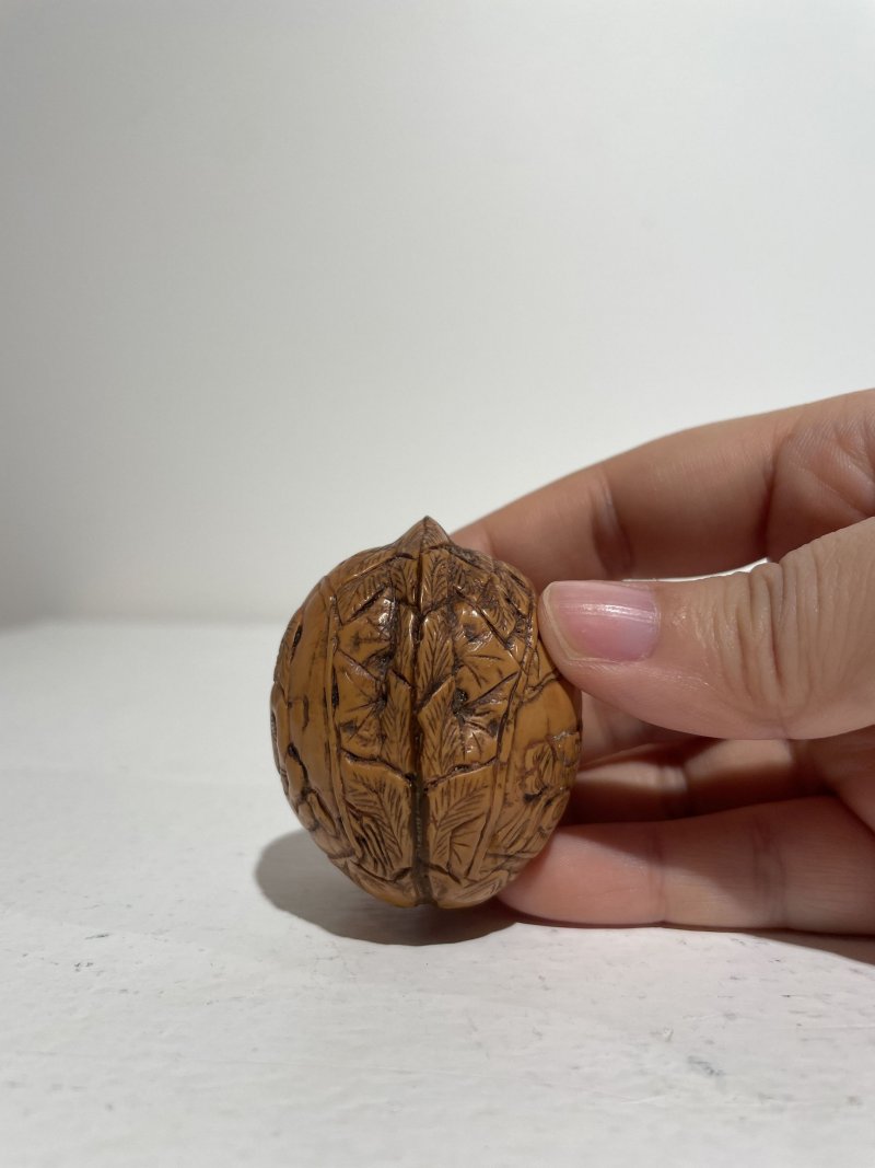 二十世紀 銅合金、鎏金黑色玻璃、雕刻葫蘆、打磨雕刻核桃、天然牙質鼻煙壺五件 其一⌈乾隆⌋刻款 | FIVE SNUFF BOTTLES OF VARIOUS MATERIALS - 图82