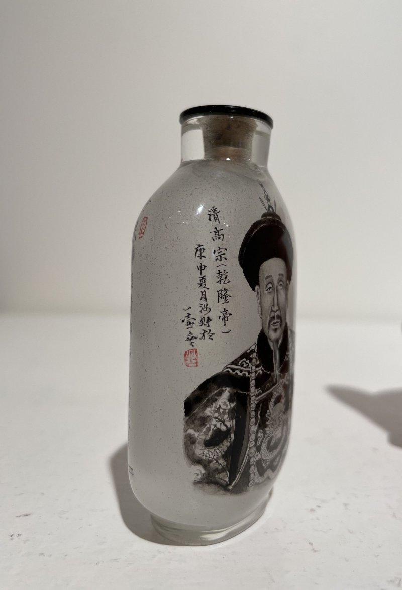 上世紀七、八十年代 玻璃内繪人物、山水鼻煙壺七件 其一⌈沙財⌋款 一九八零年、一九八七年作 | SEVEN INSIDE PAINTED SNUFF BOTTLES - 图16