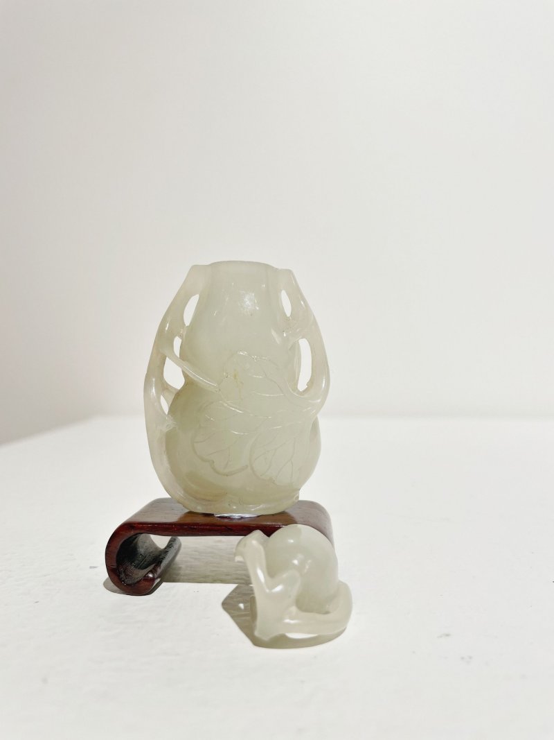 十九世紀 白玉葫蘆形鼻煙壺 | A WHITE JADE 'DOUBLE GOURD' SNUFF BOTTLE - 图10