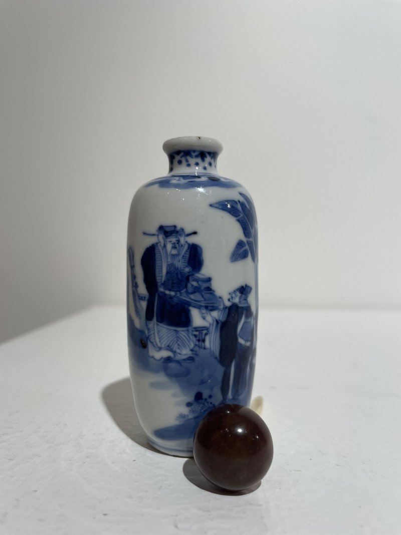晚清至民國 青花釉裏紅蓮紋、青花人物紋鼻煙壺二件 | AN UNDERGLAZE-BLUE AND COPPER-RED 'LOTUS', AND A BLUE AND WHITE 'FIGURES' SNUFF BOTTLE - 图25
